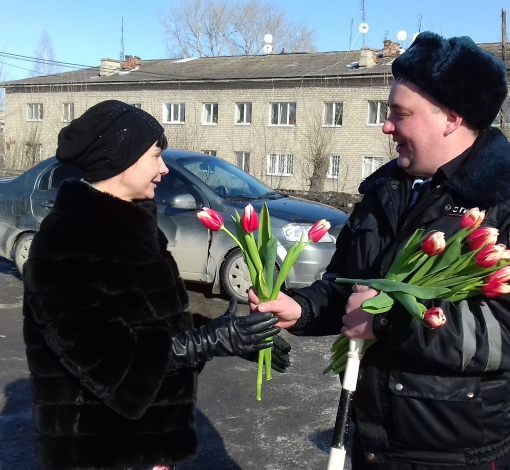 Женщины-водители с улыбкой встечали праздничное поздравление с 8 марта.